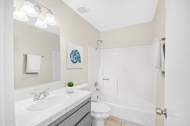 Building Photo - 1005 E Ave R