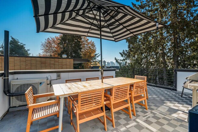 Building Photo - 764A Belmont Pl E