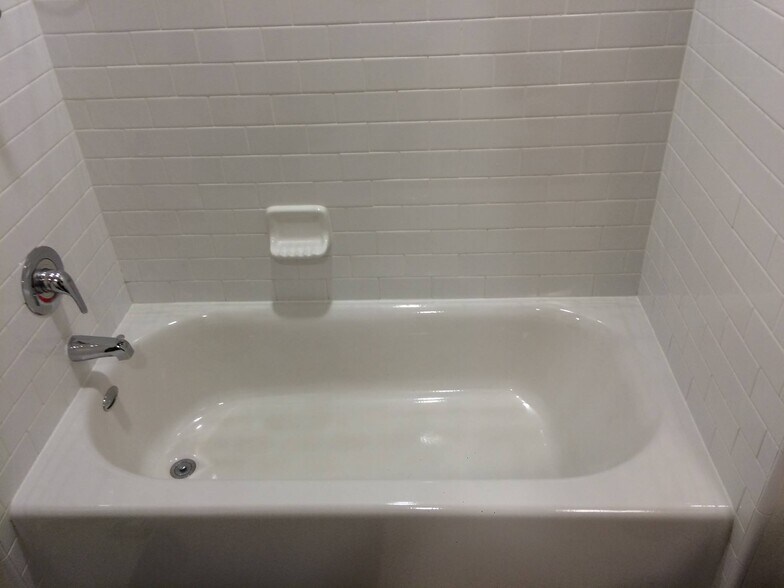 Bath Tub - 555 Bartlett St