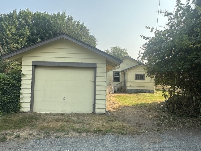 Building Photo - 7951 Maple Ave SE