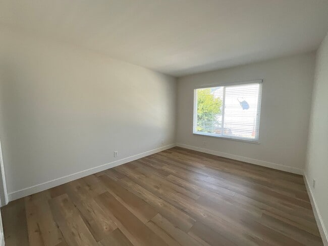 Building Photo - 4 Bedroom 3 Bath 2 Story Home With Family ...