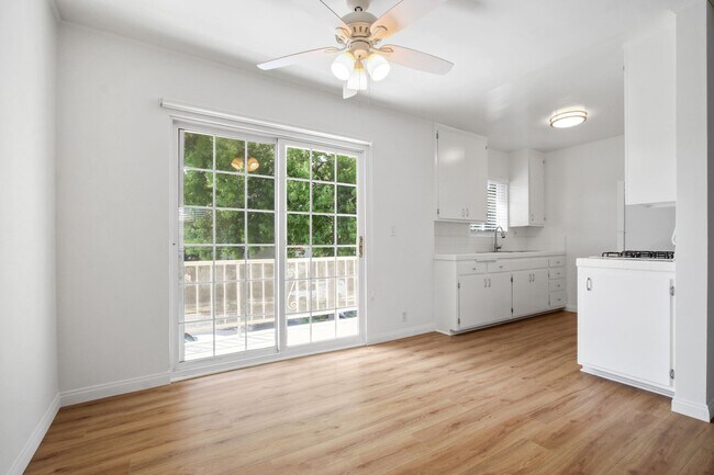 Building Photo - 529 Montana Ave - 5 blocks to the beach in...