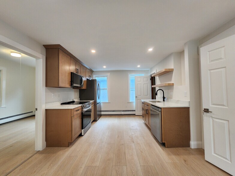 Primary Photo - 27 Knapp St
