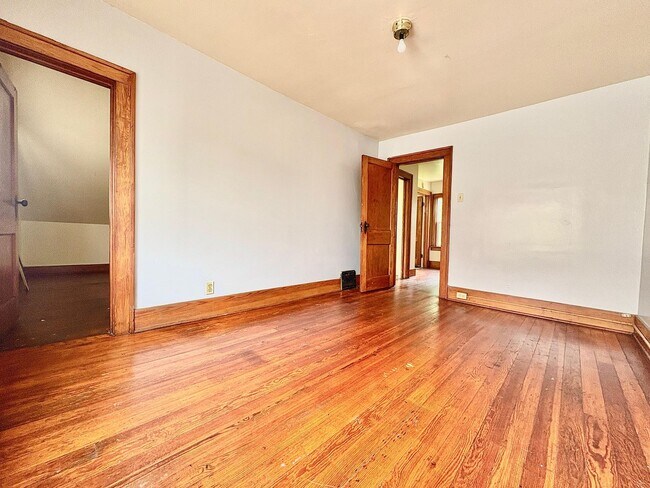 Building Photo - 215 S Pine St