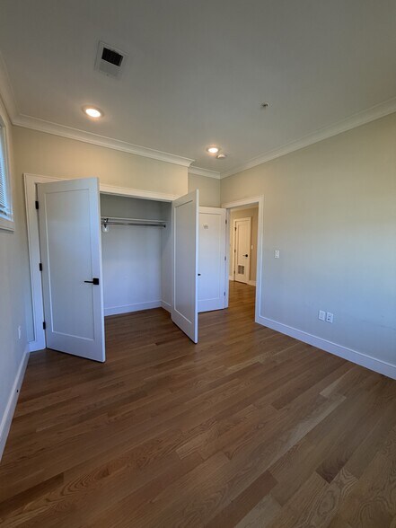 Building Photo - 104 Warren St