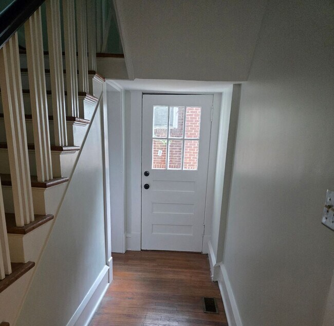Building Photo - 5 bedroom rental minutes from UNCG
