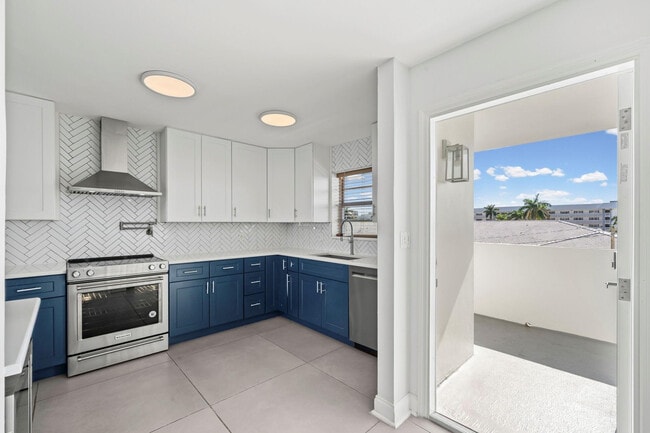 Building Photo - 3051 NE 48th St