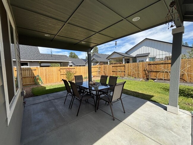 Building Photo - Beautiful 3 Bed/2.5 Bath with Fully Fenced...