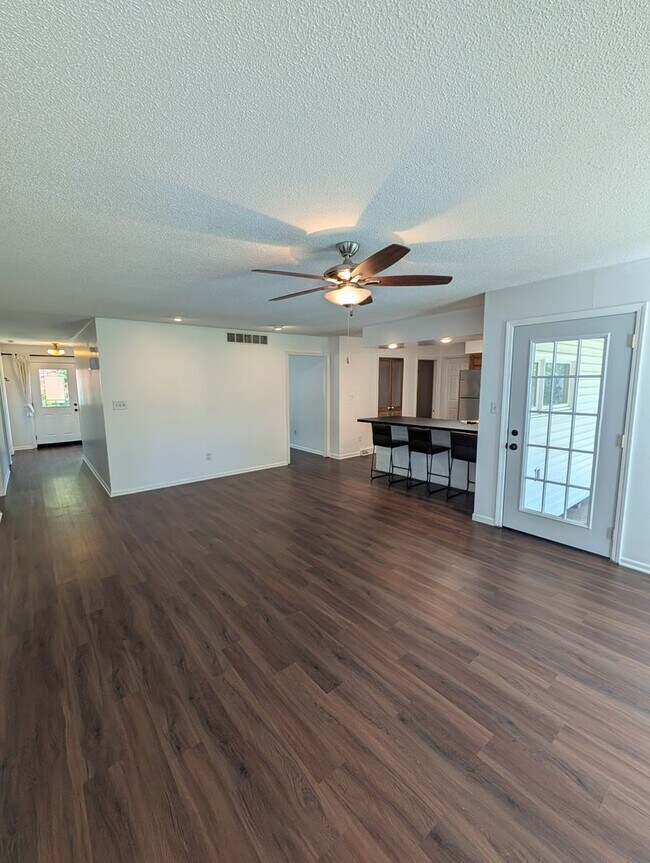 Building Photo - 3 Bedroom Home - Walking distance to Fairview Elementary - Desirable Location!