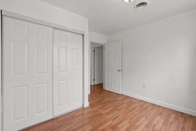 Building Photo - Now Available in Norfolk – Move-In Ready Townhouse!