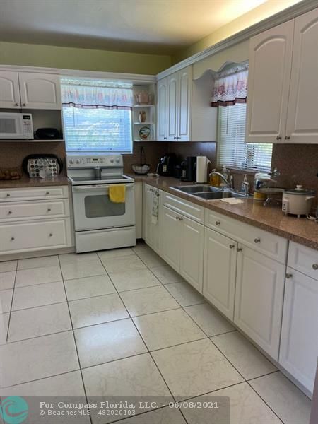 Building Photo - 671 E 59th St