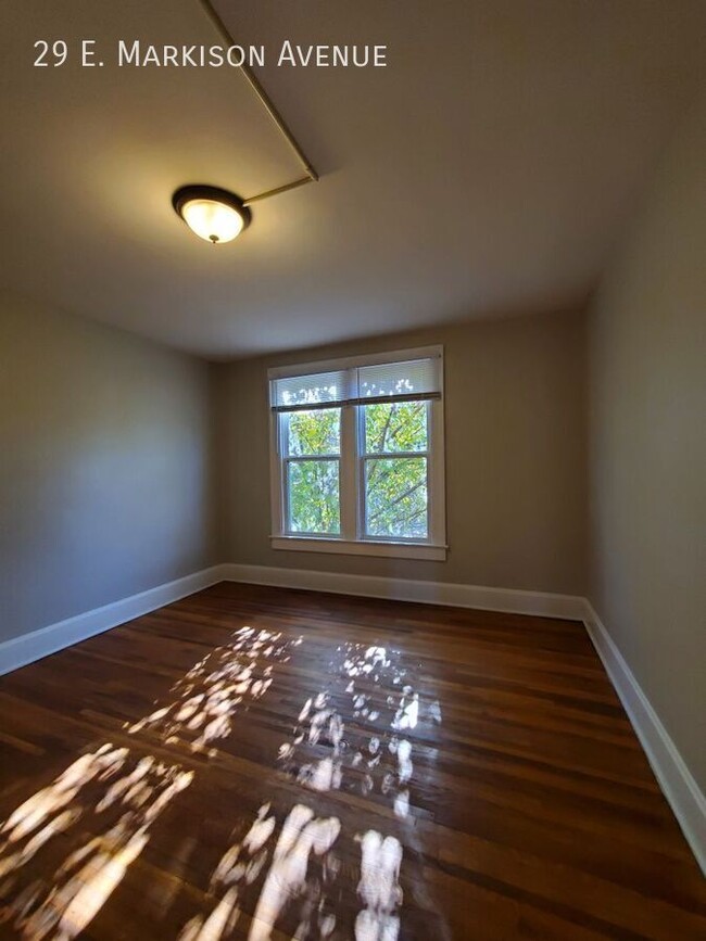 Building Photo - Spacious Townhome with Original Features A...