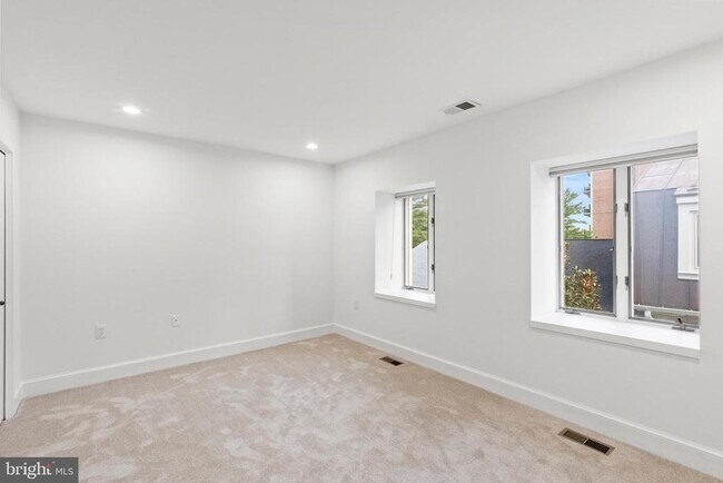 Building Photo - 4214 Embassy Park Dr NW