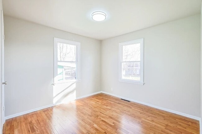 Building Photo - 3713 Woodlawn Terrace