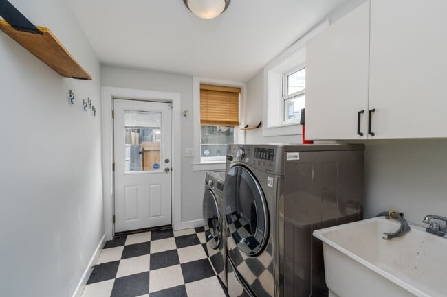 Building Photo - 5 N Linwood Ave