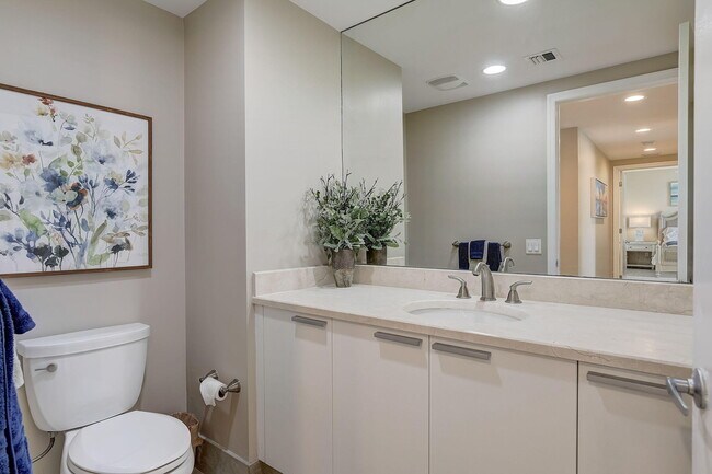 Building Photo - 2650 Lake Shore Dr