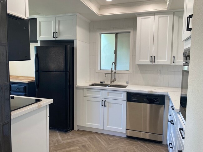Building Photo - Canyon Lake View Condo Available!
