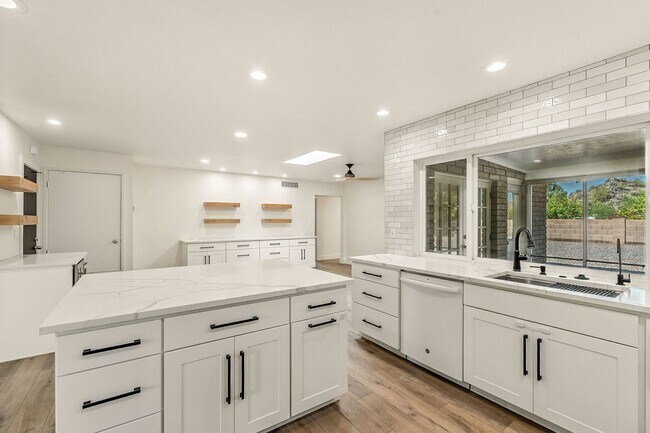 Building Photo - Beautiful 3 bed, 2 bath w/ bonus Room, loc...