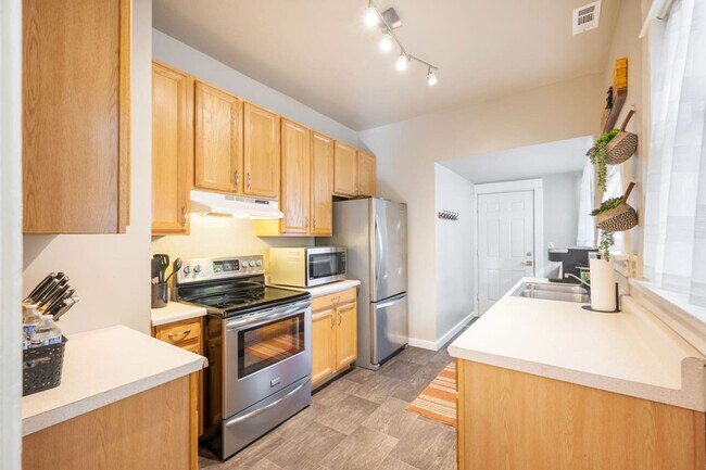 Building Photo - 720 NE 47th St