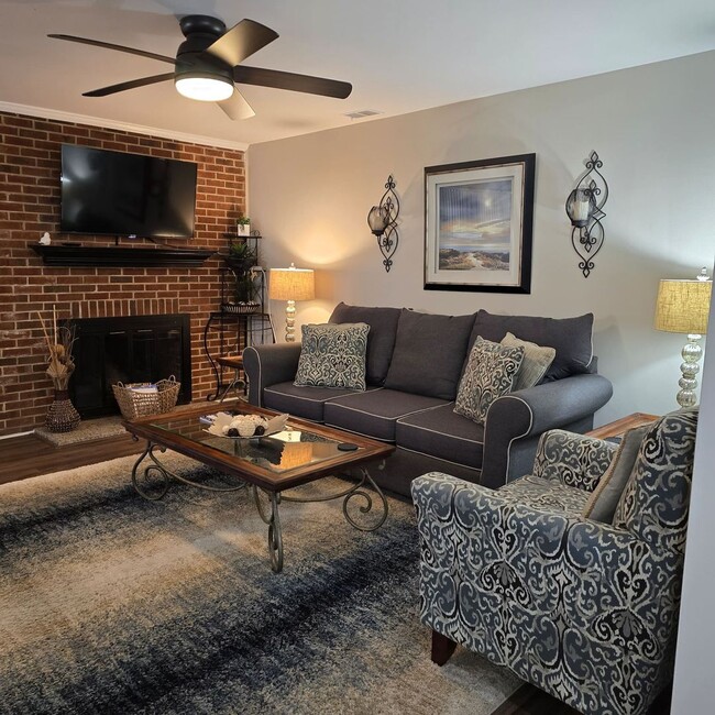 Building Photo - South Charlotte Beauty