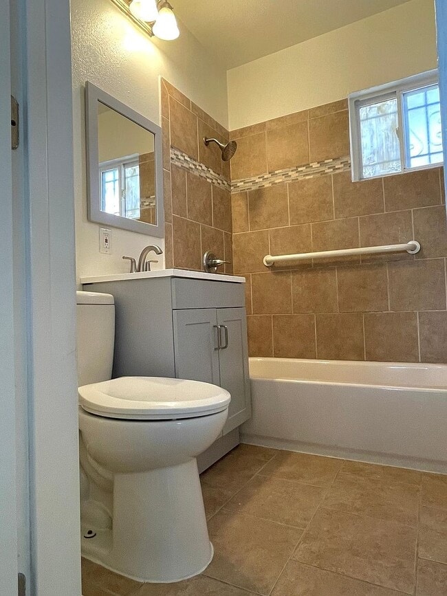 Building Photo - 233 W 10th St