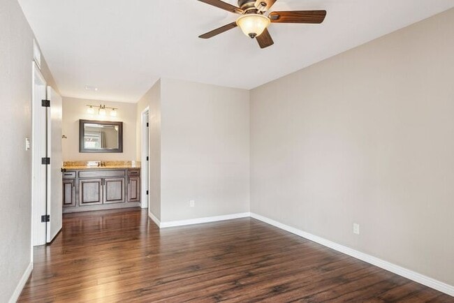 Building Photo - Cozy 2-bedroom, 1.5-bath townhome