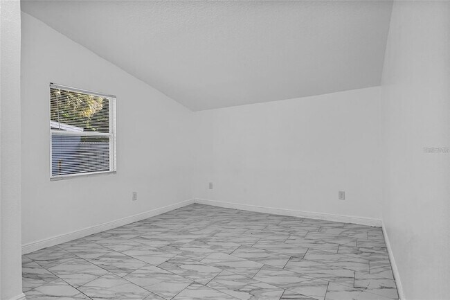 Building Photo - 906 Celery Ave