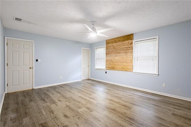 Building Photo - 4989 Lambeth Dr