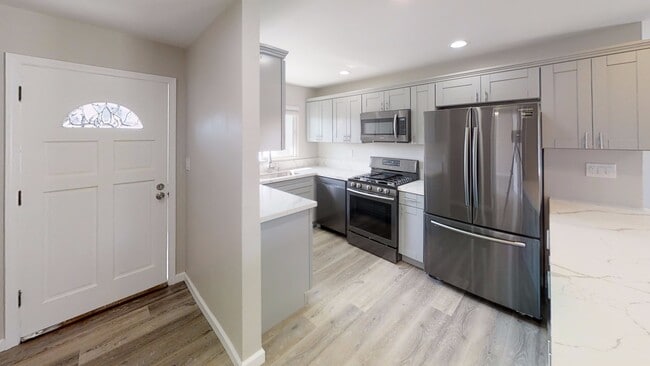 Building Photo - 5BD/2BA with Garage! (Lease out, pending s...