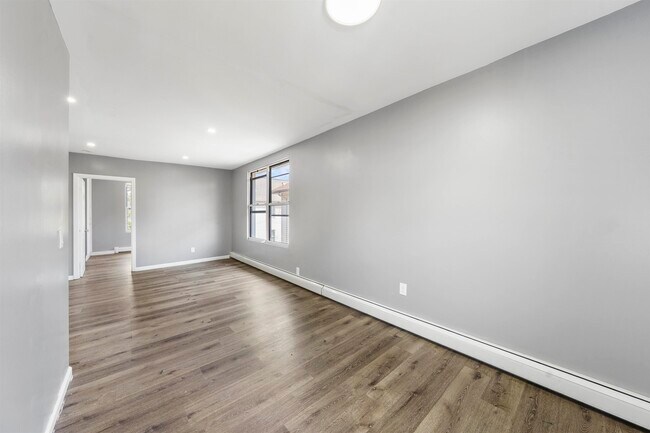 Building Photo - 906 76th St