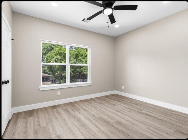 Building Photo - 102 Schade Ln