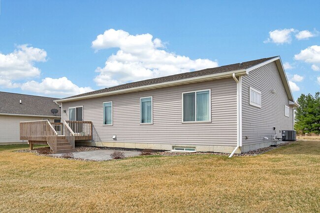 Building Photo - BEAUTIFUL CORNER LOT!! 3 Bedroom, 2 Bathroom Home in Des Moines!