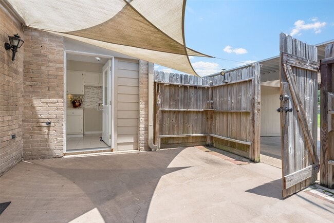 Building Photo - 6602 Montauk Dr