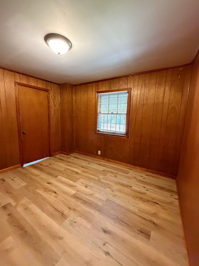 Building Photo - Brick 3/1 House in North Rome $950