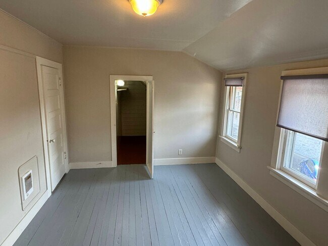 Building Photo - 2 Bedroom in Triplex Near Downtown and Campus