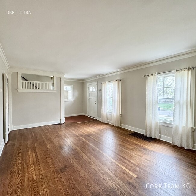 Building Photo - 411 W 60th Terrace