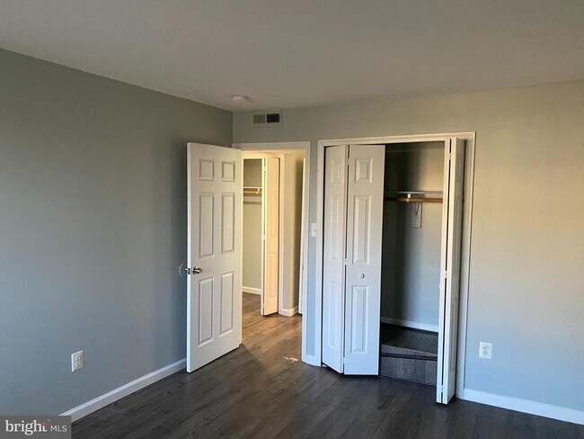 Building Photo - 7101 Donnell Pl