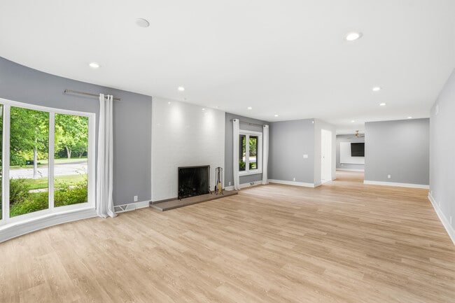 Building Photo - 4515 N Lake Dr