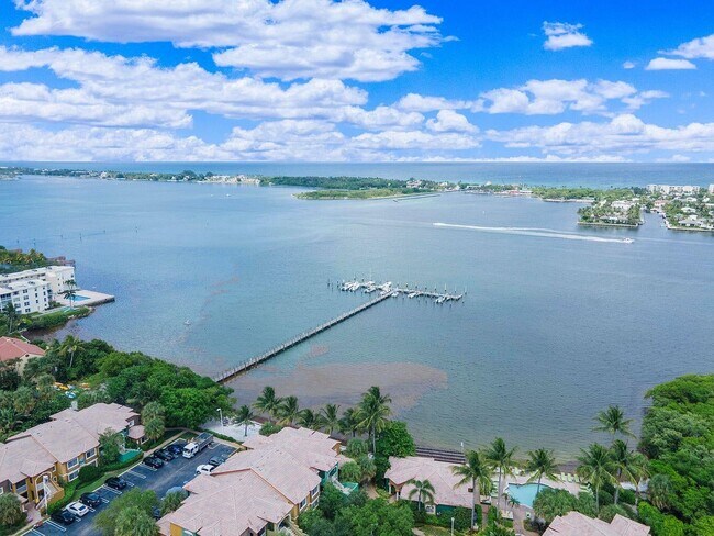 Building Photo - 20 Via Lago