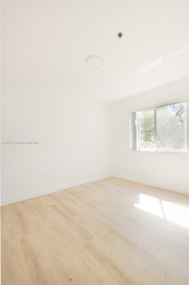Building Photo - 717 SW 11th Ave