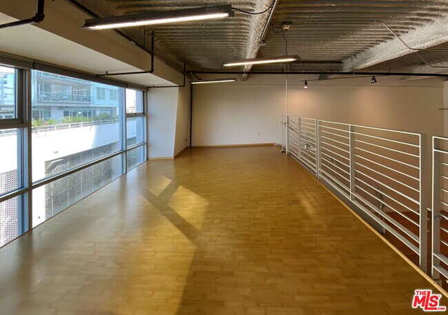 Building Photo - 1130 Flower St