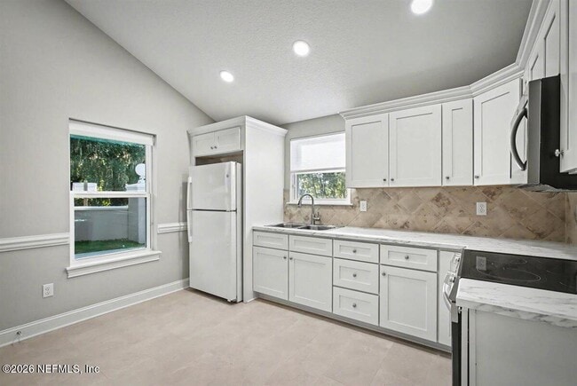 Building Photo - 2210 Shepard St