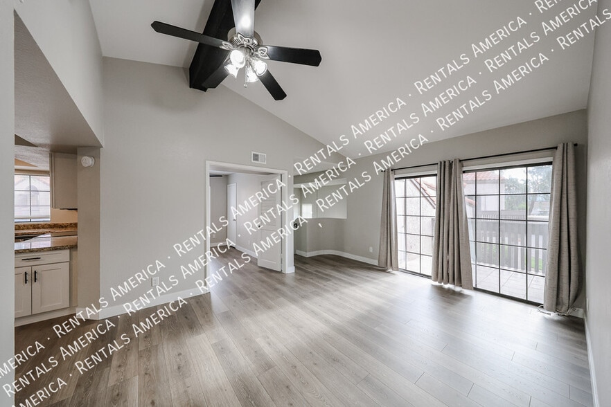 Building Photo - 700 E Mesquite Cir