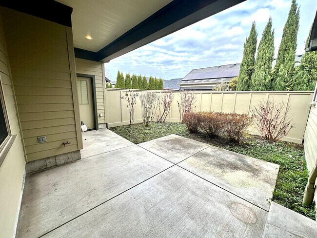 Building Photo - Luxury Living Near Valley River!