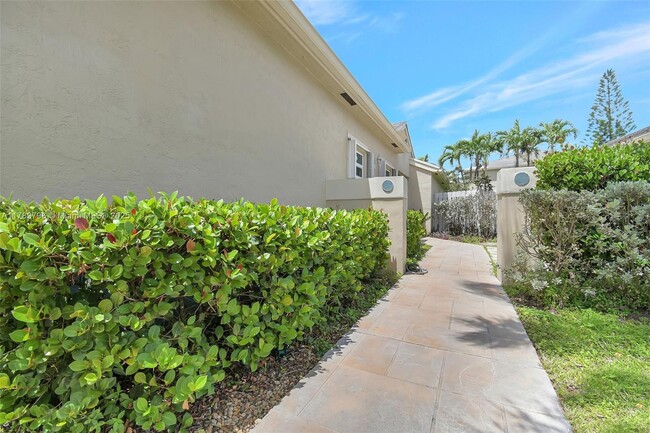 Building Photo - 303 E Riverbend Dr