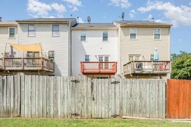Building Photo - 204 Barrie Pl