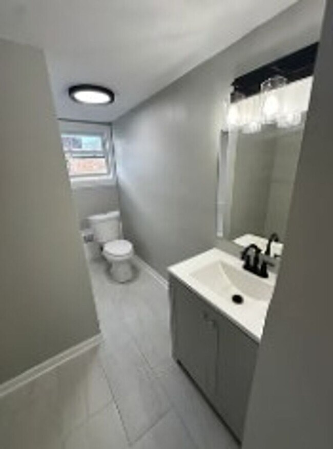 Building Photo - 177 Hart St