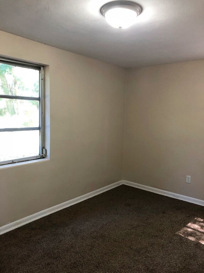 Building Photo - 2 Bed 1 Bath Home | Carport | Central AC | Pet Friendly | Washer Dryer Hook Ups | Section 8 Welcome