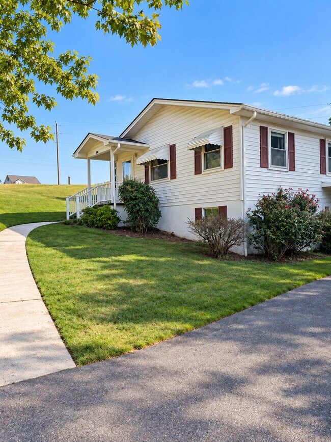 Building Photo - 1734 Peachtree Ln