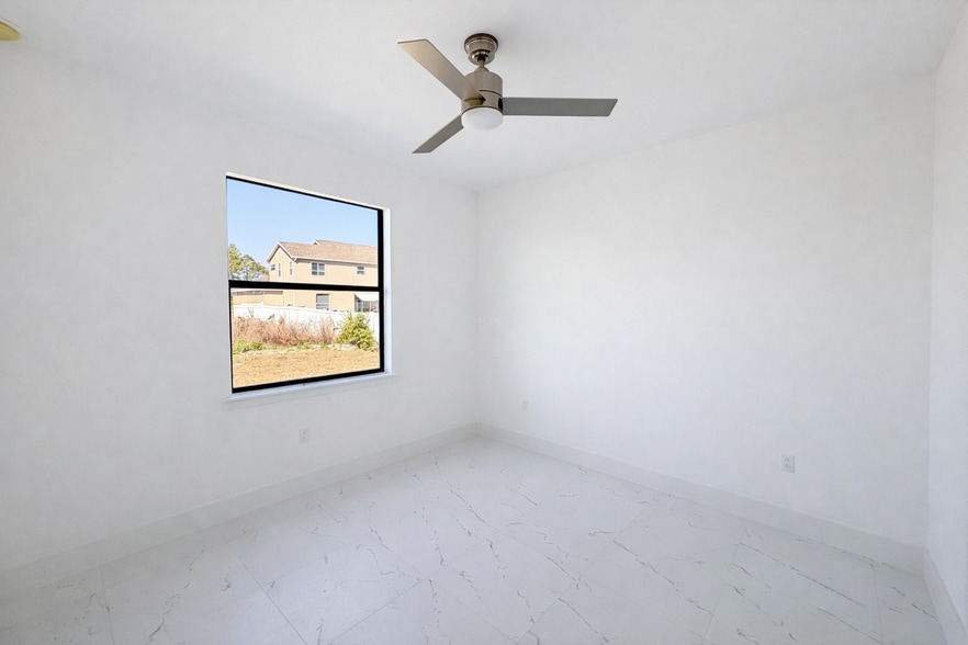 Building Photo - 828 Holmes Ave